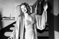 Mulher branca usando camisola nos anos 1940